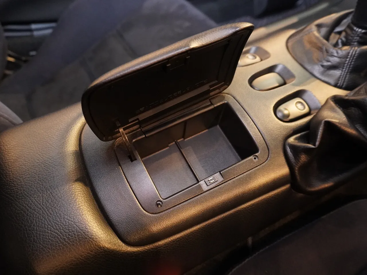 1997 マツダ RX-7クーペ タイプRS | 4型　実走行2万km台　TEIN車高調　HKSサイレントハイパワー　LAILE前後タワーバー　ピラーバー　社外ステアリング　ALPINEナビ　外装同色塗装済み　純正部品完備　ユーザー様買取車輌 写真64