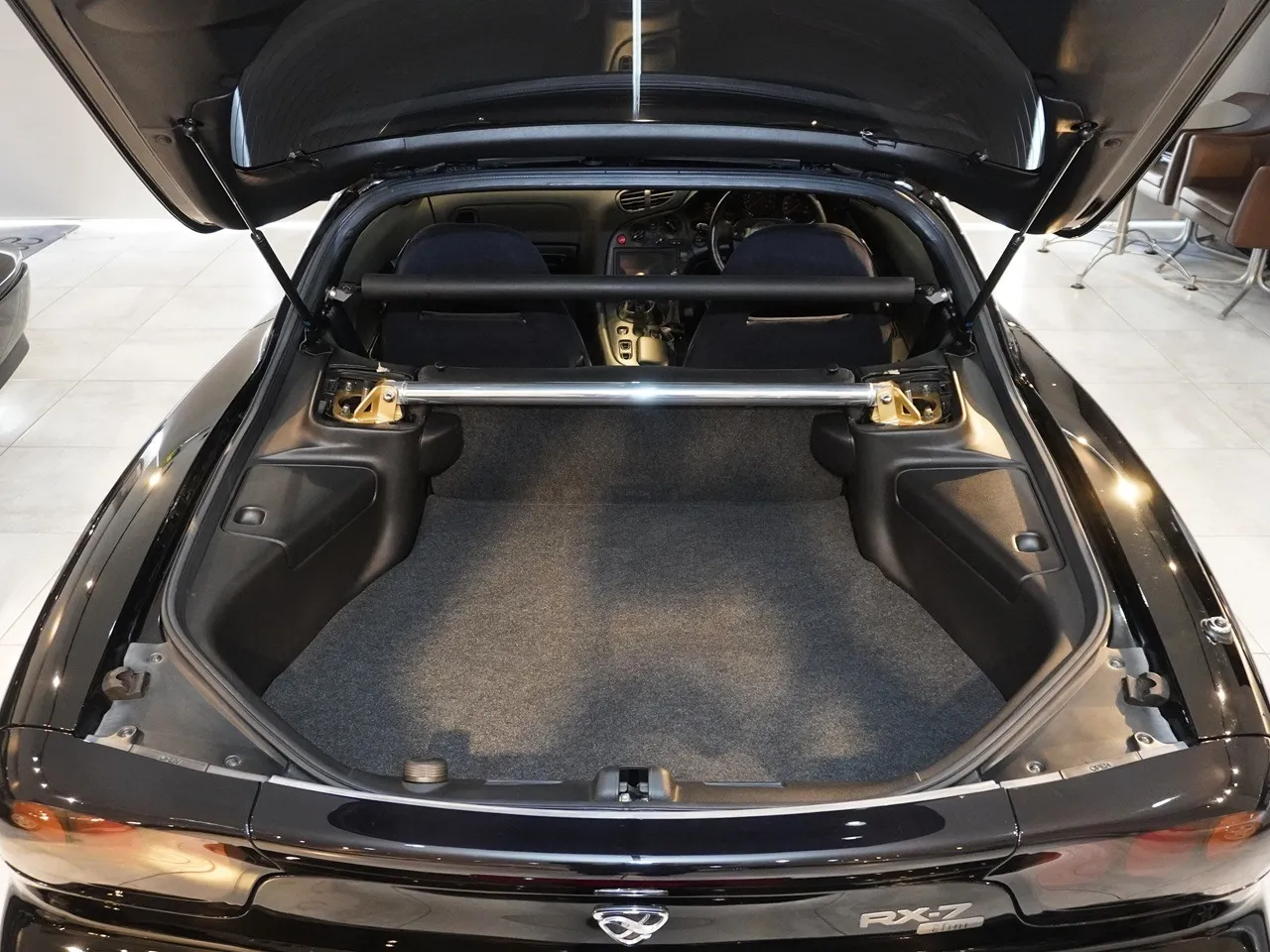 1997 マツダ RX-7クーペ タイプRS | 4型　実走行2万km台　TEIN車高調　HKSサイレントハイパワー　LAILE前後タワーバー　ピラーバー　社外ステアリング　ALPINEナビ　外装同色塗装済み　純正部品完備　ユーザー様買取車輌 写真9
